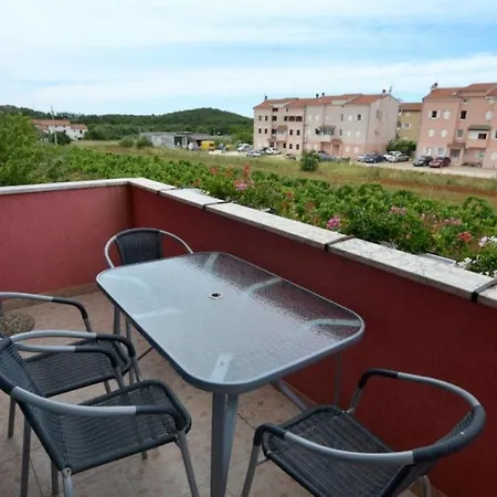 In Vrvari With Balcony, Air Conditioning, W-lan, Washing Machine 664-1 דירה