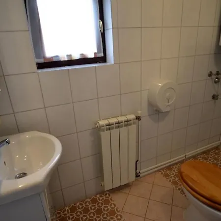 In Vrvari With Balcony, Air Conditioning, W-lan, Washing Machine 664-1 דירה