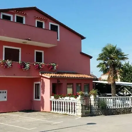 In Vrvari With Balcony, Air Conditioning, W-lan, Washing Machine 664-1 * Porec