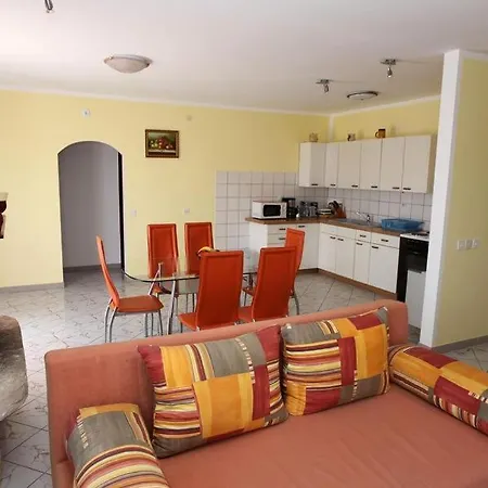 In Vrvari With Balcony, Air Conditioning, W-lan, Washing Machine 664-1 Porec