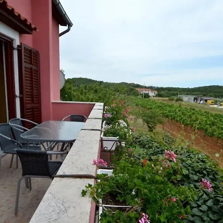 In Vrvari With Balcony, Air Conditioning, W-lan, Washing Machine 664-1 Porec