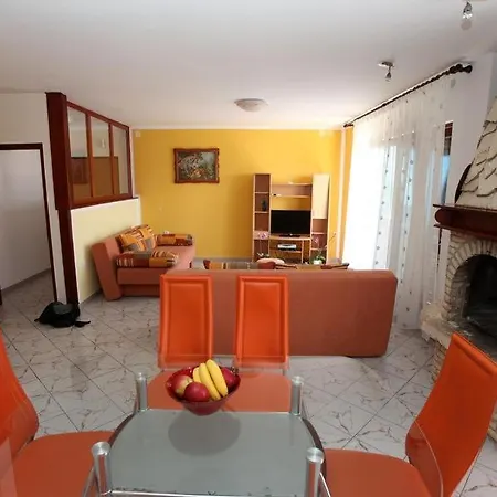 Apartment In Vrvari With Balcony, Air Conditioning, W-lan, Washing Machine 664-1 *