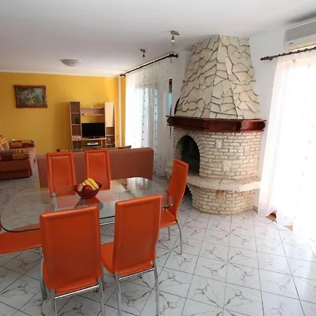 In Vrvari With Balcony, Air Conditioning, W-lan, Washing Machine 664-1 Apartment Porec