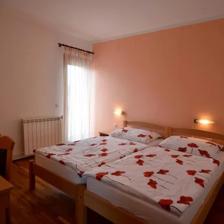 In Vrvari With Balcony, Air Conditioning, W-lan, Washing Machine 664-1 * Porec