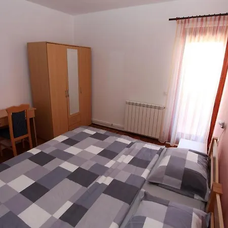 In Vrvari With Balcony, Air Conditioning, W-lan, Washing Machine 664-1 * Porec